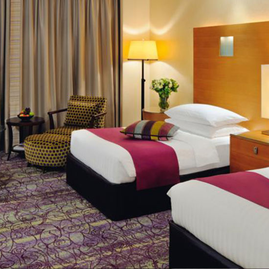 Вестибюль современной гостиницы с деревянной мебелью для спальни