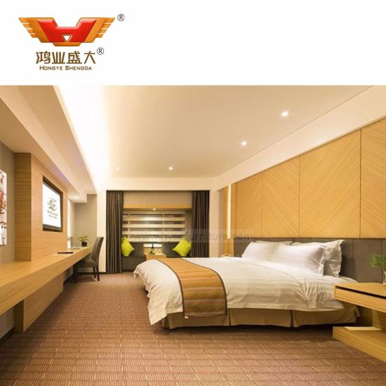 Роскошный дизайн-отель с классической мебелью и главной спальней с кроватью